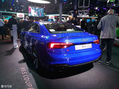 In the interior, the design of the new car is basically the same as that of the regular A5, but many details have been adjusted. The interior trim is upgraded to carbon fiber, and the RS logo is added under the steering wheel; the steering wheel, the shift lever and the knee cover All are made of Alcantara fabric and the seat is upgraded to an exclusive RS sports seat.