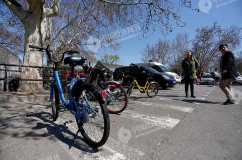 P48-2 Near the gate of Beihai Park, illegally parked on the zebra crossing shared bicycle.