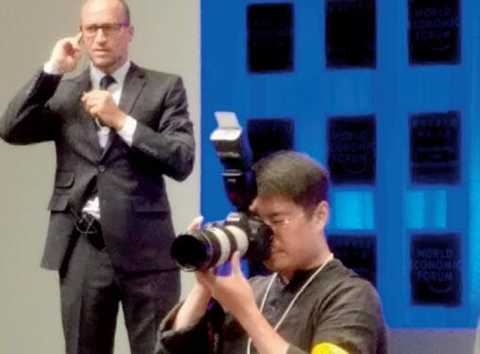 37-4 ã€Šä¸­å›½ç»æµŽå‘¨åˆŠã€‹é¦–å¸­æ‘„å½±è®°è€…è‚–ç¿Šåœ¨è®ºå›å¼€å¹•å¼çŽ°åœºã€‚