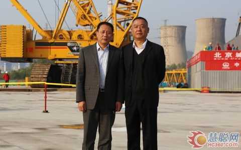 Mr. Zhang Hanxu (left), Deputy General Manager of Xugong Group's Hoisting Machinery Division, and Mr. Yu Limin, Chairman of Shandong Gulf Hoisting Engineering Co., Ltd.