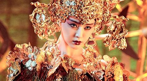 Behind the costume drama is not the support of the big gold master, the shape of a golden light can flash people
