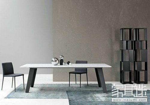 What is the size of the dining table? What are the etiquettes of the Chinese dining table.jpg