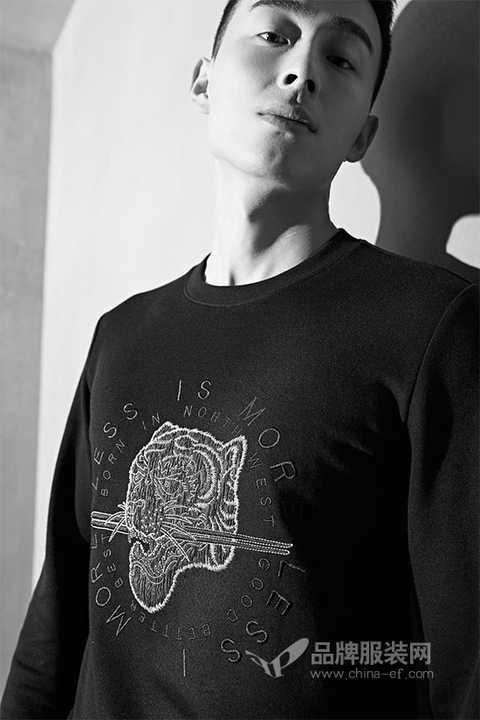 "1943S" fashion trend T-shirt is a good time for men to show off their bodies