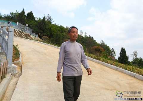 In 2016, the road in Luohuanyan Village was fully hardened, and Zhang Jianming went back to his new house along the cement road (photo taken at tuk.qianlong.com). Qianlong Net reporter