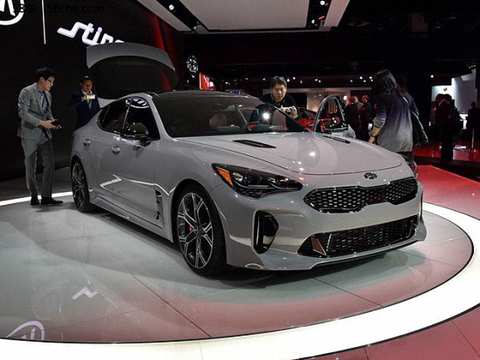 In terms of appearance, Kia Stinger's design is inspired by the Kia GT concept car launched in 2011. The new car's sharp headlights have two L-shaped LED daytime running lights inside, which is highly recognizable. The venting holes provided at the front fenders further enhance the sense of movement.