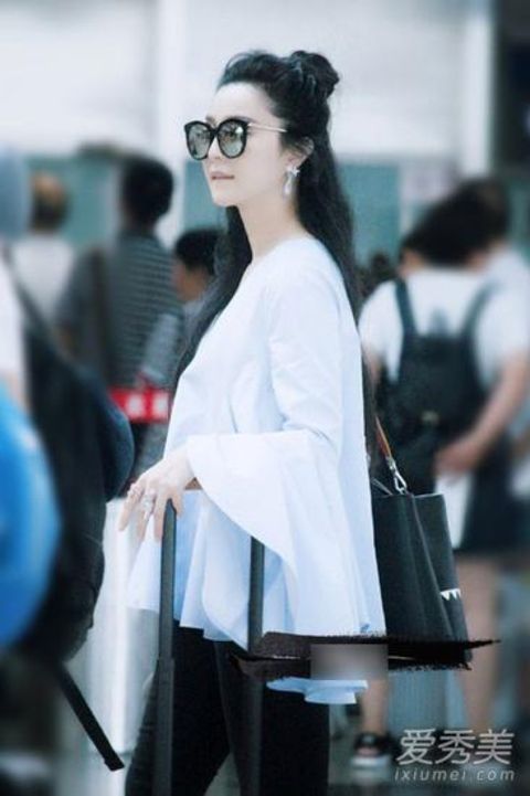 Fan Bingbing wears white shirt airport street shot
