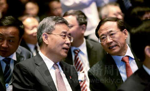 24-3 Guo Shuqing, Chairman of the China Banking Regulatory Commission, and Liu Shiyu, Chairman of the China Securities Regulatory Commission, exchanged views at the opening ceremony of the forum.