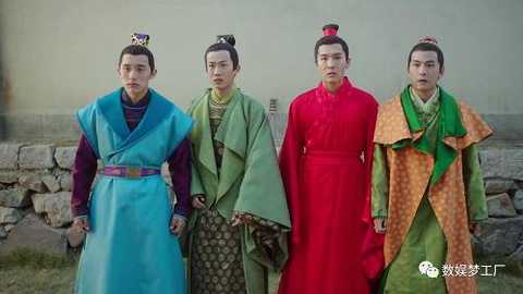 There is also a fluorescent green curtain with a red robes, which is also very visually impactful.