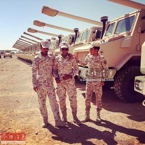The picture shows the Saudi National Guard soldiers posing with heavy equipment. It can be seen that the trucks and wheeled artillery that are neatly parked are much better than the Saudi Army.