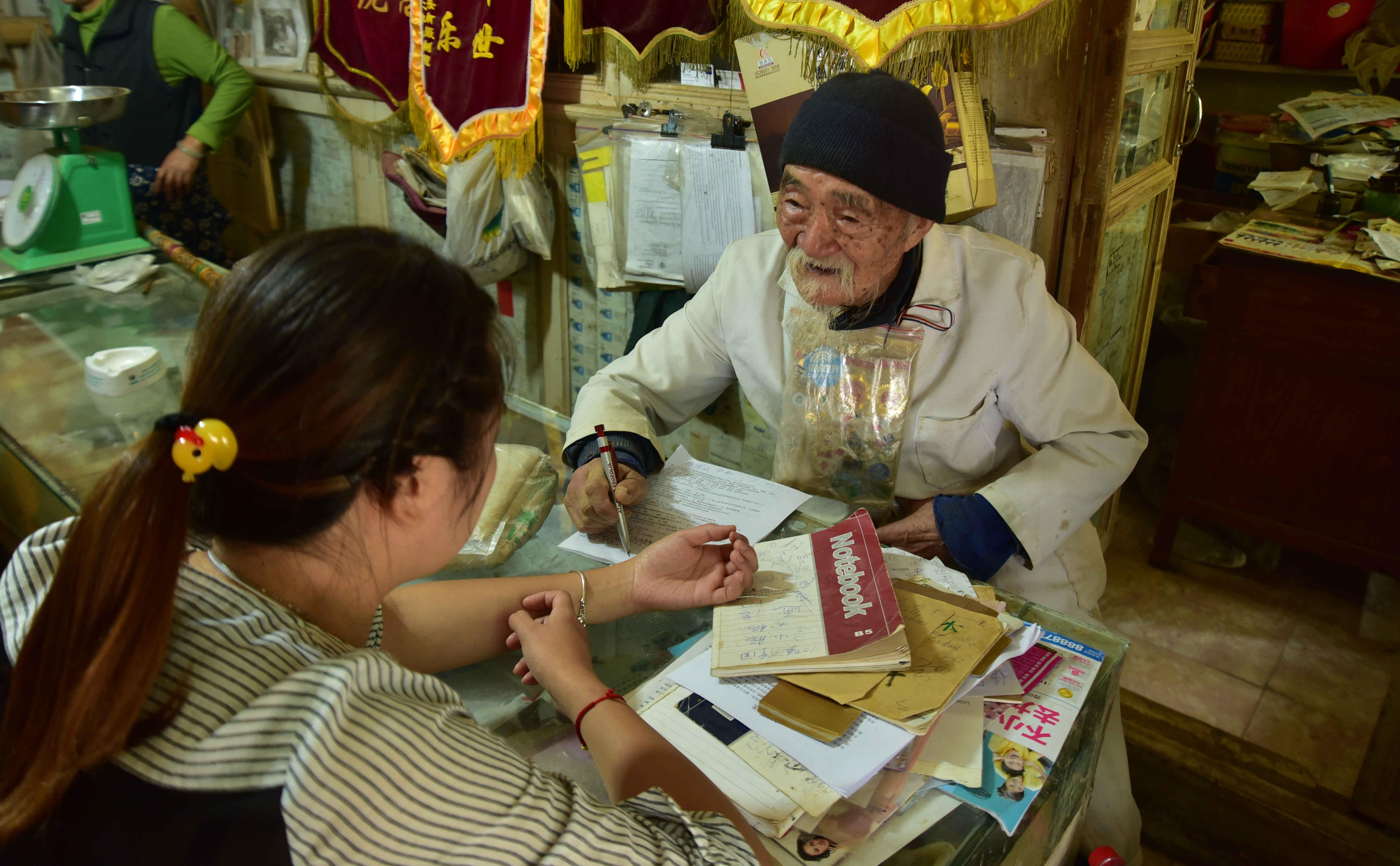 He Shixiu treating patient