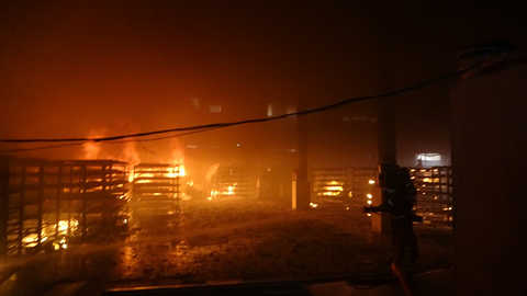 A furniture factory in Guangdong caught fire and one person accidentally fell!