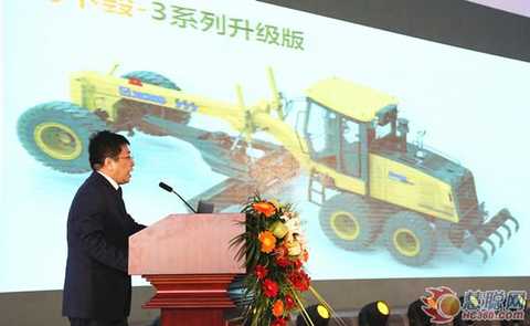 Guo Zhaohui, deputy general manager of Xugong Road, introduced the newly-built road construction machinery