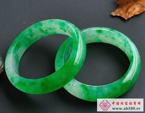 Jade jewelry wears a long time, will it grow green?