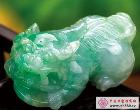 Weighing 160 kilograms of jadeite wishful swords at the Fujian Jade Culture Festival