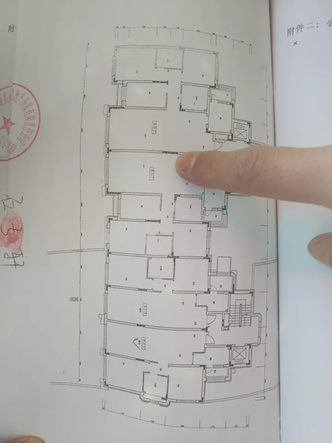 Vanke trap quality door: the house bearing wall can be used to pry the cement block