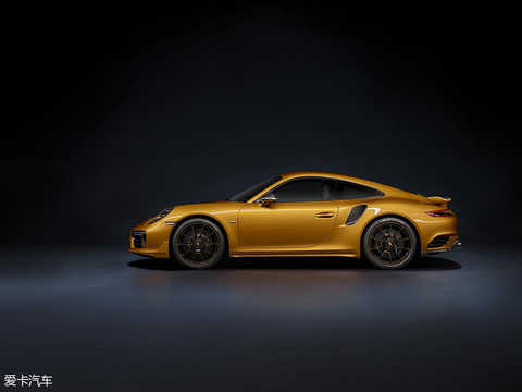 In terms of appearance, the new Porsche 911 Turbo S Exclusive Series has been upgraded in many details. The new car features a unique sheet metal metallic paint and a variety of carbon fiber components, including the hood, roof and side skirts. In particular, the two carbon fiber interlacing strips outline the unique contour of the roof and hood, and the movement is strong. In the rear, the new Turbo aerodynamics, the new rear apron, the carbon fiber air intake, and the black stainless steel four-out exhaust pipe make the entire rear end recognizable. The other two wings are also equipped with exquisite trims of â€œPorsche Exclusive Manufakturâ€. In addition to the sheet metal metallic paint, the new 911 Turbo S Exclusive Series offers a range of original body colors to choose from.