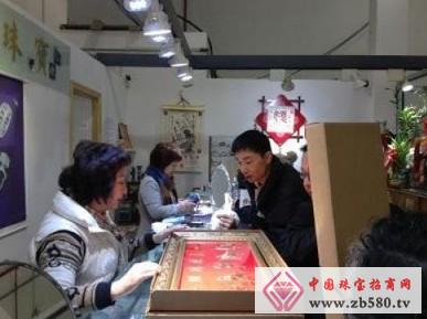 American Chinese return home to buy diamonds as a gift