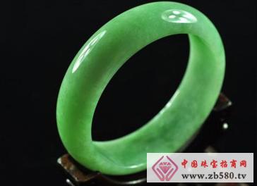 The basic features of the jade in the Ming Dynasty are commonly known as "bright and thick"