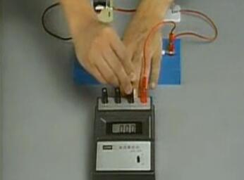 How to use the voltmeter _ Diagram of how to use the digital voltmeter