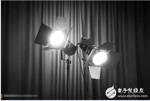 What is the difference between led fill light and flash