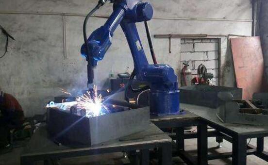 Welding robot and system introduction (welding robot system composition and programming methods and development trends)