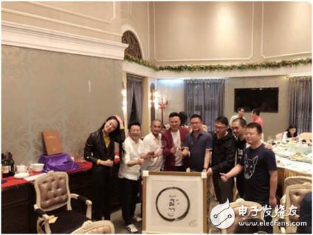 Be the first to see! Love chain first boarded the world blockchain conference Charity bidding and taking care of the living Buddha calligraphy