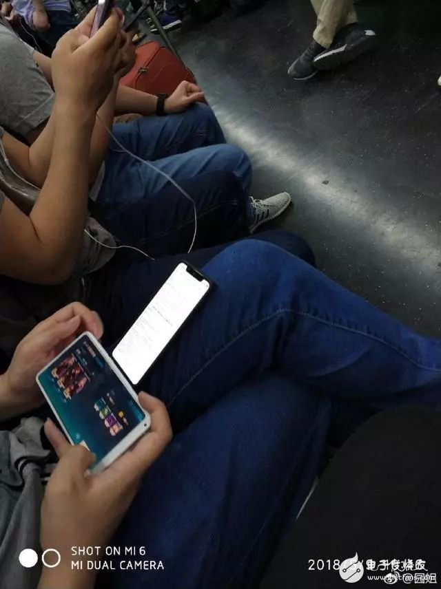 Xiaomi 7 appeared in the subway: Liu Haiping + vertical double camera + glass body, come see