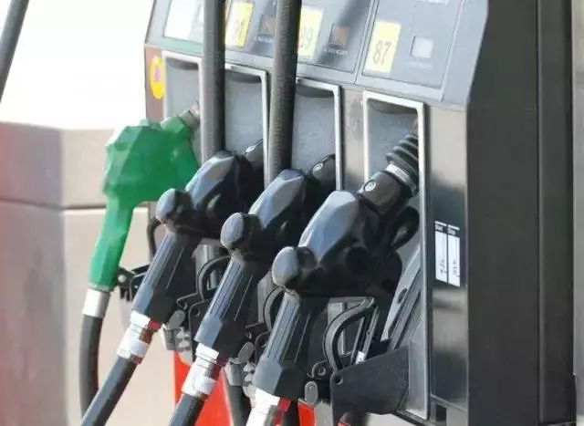 How does the gas gun at the gas station know that it is full? Do you understand the reason?