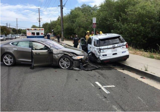 Teslaâ€™s automatic driving has another accident, and this year it hit the roadside police car for the third time.