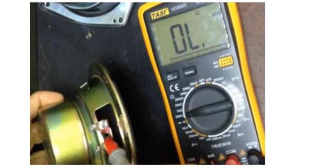 Video of measuring speakers with digital multimeter