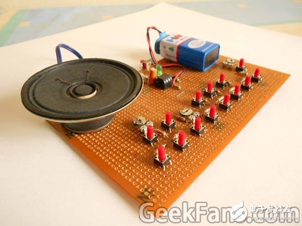 How to make a simple electronic keyboard with 555?