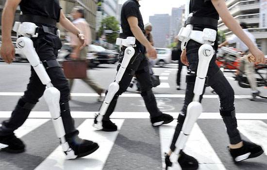 LG showcased its most CLOi SuitBot wearable robot, which can provide assistance to labor users