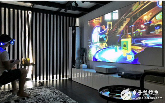 The 100-inch ultra-thin light-resistant screen almost fits the wall, and the ultra-short throw projector can be placed on the TV cabinet nearby. Therefore, there is no need for wiring in installation and will not affect the existing decoration layout. There is only one screen and one machine. , Minimalist is inlaid on the main wall of the living room. When closed, it is quiet and elegant, and when it is opened, it is a colorful landscape painting.