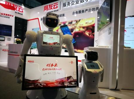 "Xiaoyou" robot appeared at Smart Expo, attracting attention to intelligent digital marketing