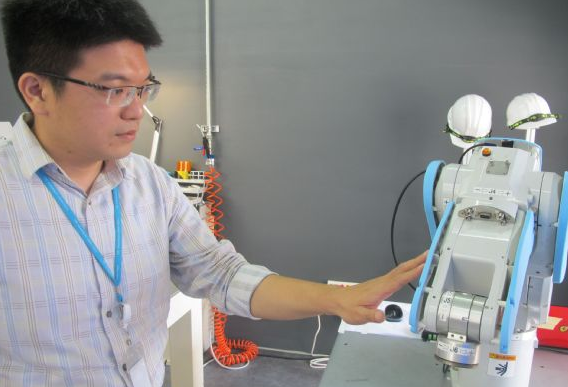 A fingertip can achieve perfect interaction with the robot. Sensitivity is closer to humans.