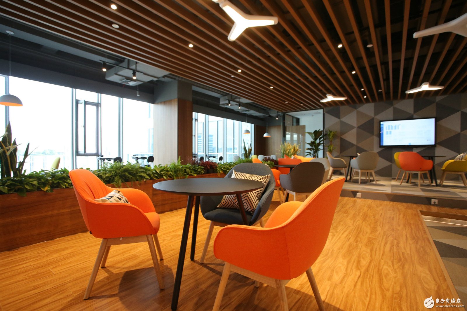 Philips Lighting changed its name to æ˜•è¯ºé£ž, and the new office building showed all aspects of IoT lighting.