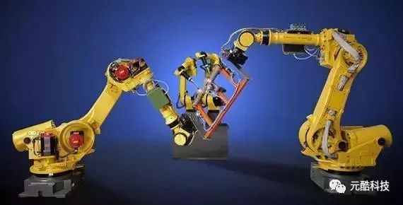 A detailed overview of the differences between industrial robots and artificial intelligence