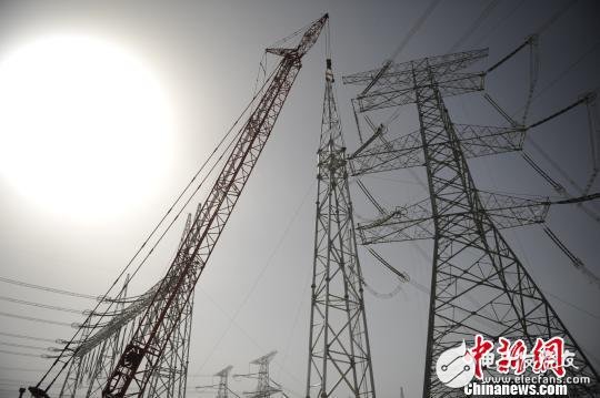 Qinghai transmission channel capacity improvement project power outage construction stage, solve the problem of photovoltaic power generation delivery after commissioning