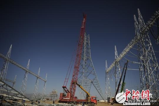 Qinghai transmission channel capacity improvement project power outage construction stage, solve the problem of photovoltaic power generation delivery after commissioning