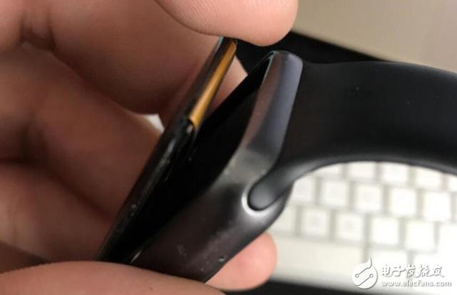 Apple Watch recently encountered a consumer class action lawsuit in the United States because the screen has design flaws still on sale.