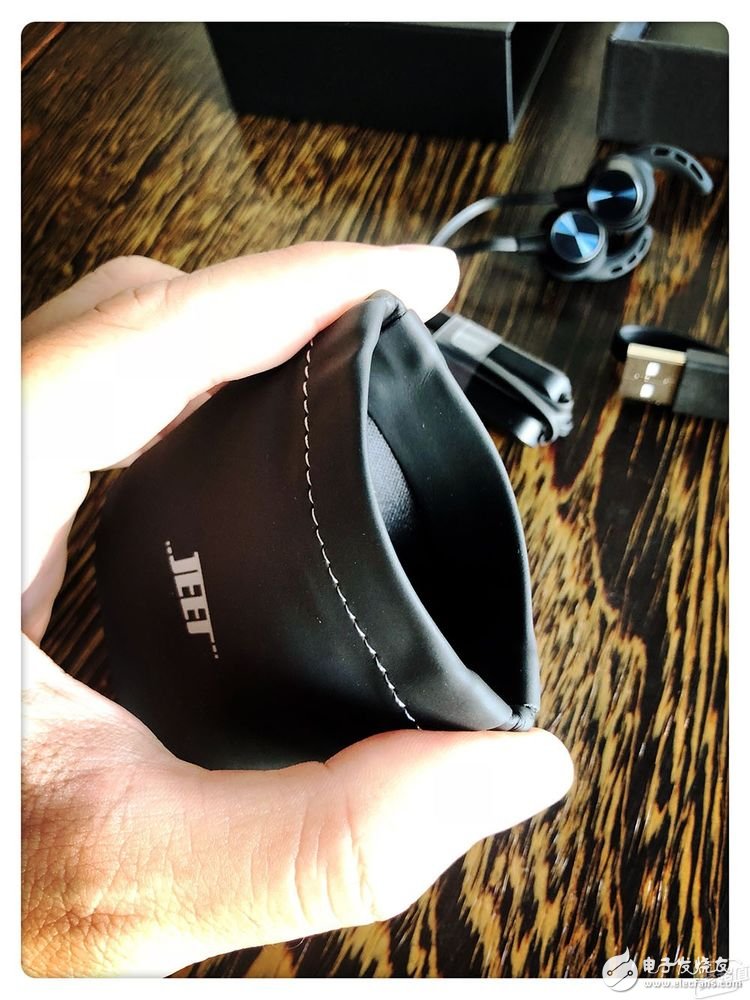 JEET W1 sports headphones detailed