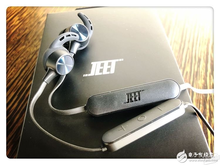 JEET W1 sports headphones detailed