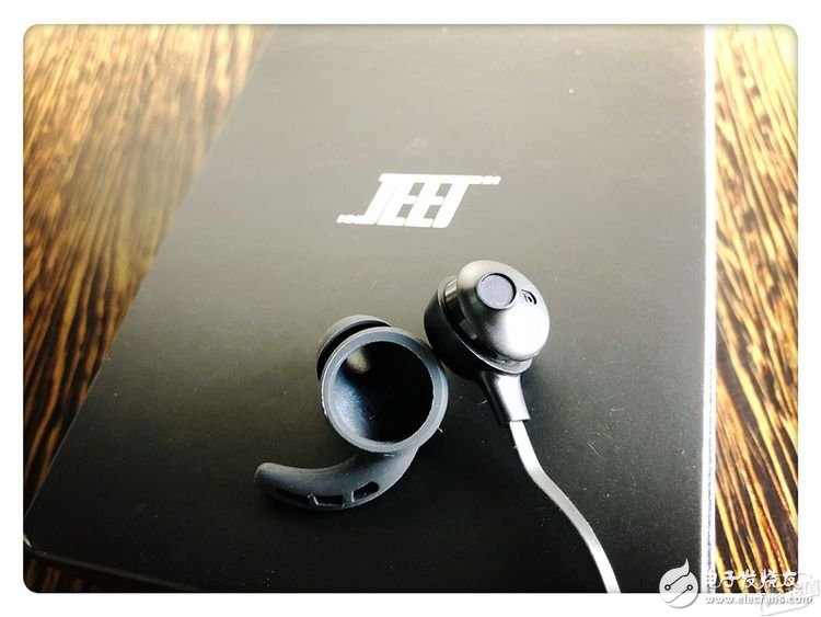 JEET W1 sports headphones detailed