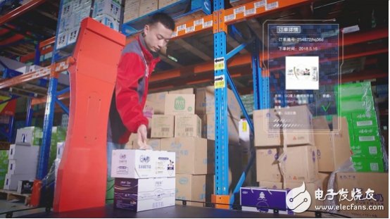 Jingdong uses the transportation robot - "Little Red Riding Hood" to transport goods, opening up a new direction for smart warehousing