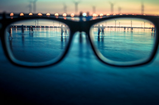 Method based on photochemical principles: permanent treatment of myopia without surgery