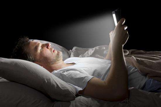 Take a look at how much the blue light of your mobile phone harms the human body, stop playing with your mobile phone before going to bed