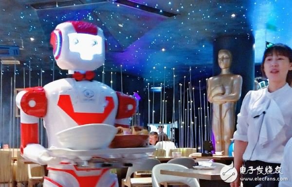 Shanghai Magic Restaurant, using robots to deliver meals is just a gimmick and only half the service