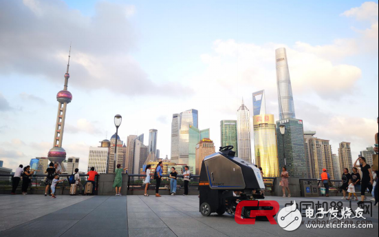 Gaoxian's commercial cleaning robot ECOBOTSCRUB75 defends the Bund cleaning work with wisdom and action