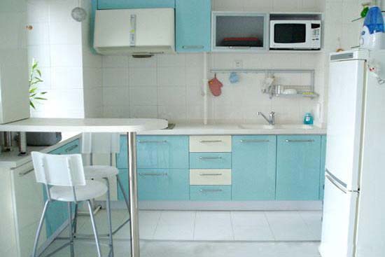 Use color to enhance the sense of expansion