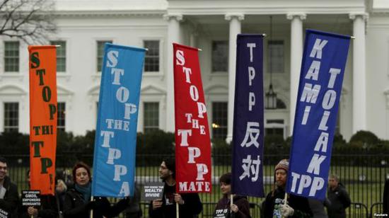 On February 3, 2016, people who opposed the TPP protested outside the White House. (Reuters)
